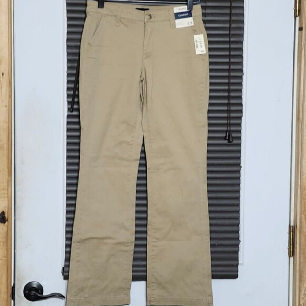 Aeropostale Classic womans pants  NEW  size 2 short